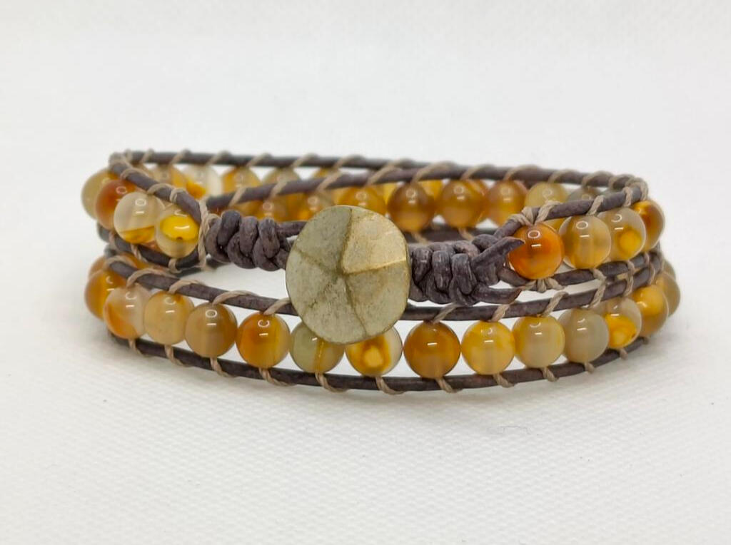 Wickelstil mit 1,5mm Leder und runden Steinperlen